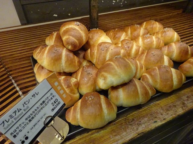 横浜駅東口「ジャン・フランソワ横浜ポルタ店」店内に置かれたプレミアムパン・サレ（横浜限定と記載）