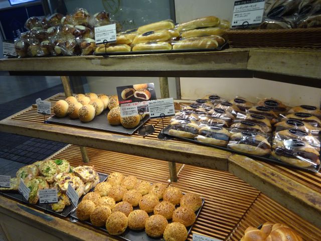 横浜駅東口「ジャン・フランソワ横浜ポルタ店」店内に並ぶパン（棚にあんぱん、あんバターフランス、カレーパン、タルティーヌなど）