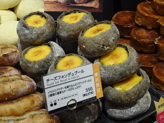 横浜駅東口「ジャン・フランソワ横浜ポルタ店」店内に置かれたチーズフォンデュブール（横浜限定と記載）