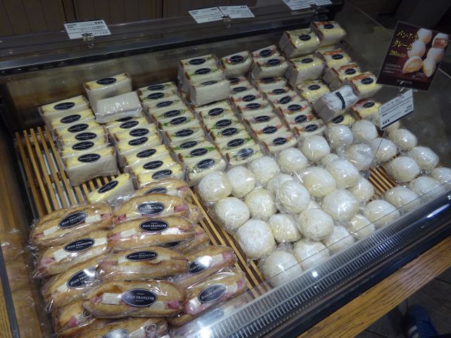 横浜駅東口「ジャン・フランソワ横浜ポルタ店」店内冷蔵ケースに並ぶパン（サンドイッチなど）