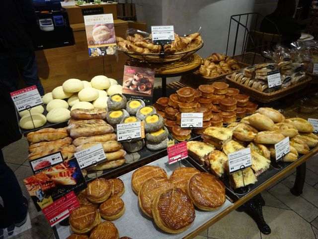 横浜駅東口「ジャン・フランソワ横浜ポルタ店」店内に並ぶたくさんのパン（店内中央）