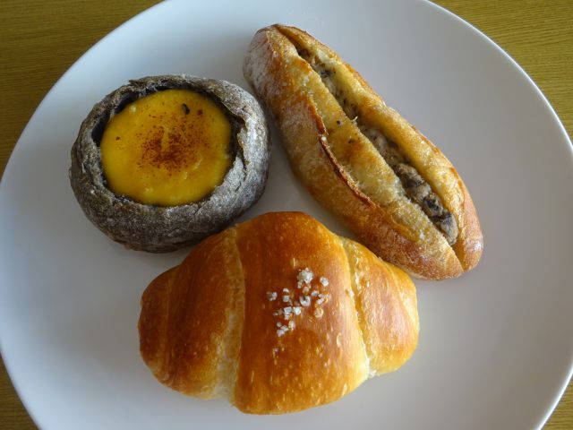 横浜駅東口「ジャン・フランソワ横浜ポルタ店」で購入したパンを皿に並べたところ（プレミアム パン・サレ、チーズフォンデュブール、ツナタプタート）