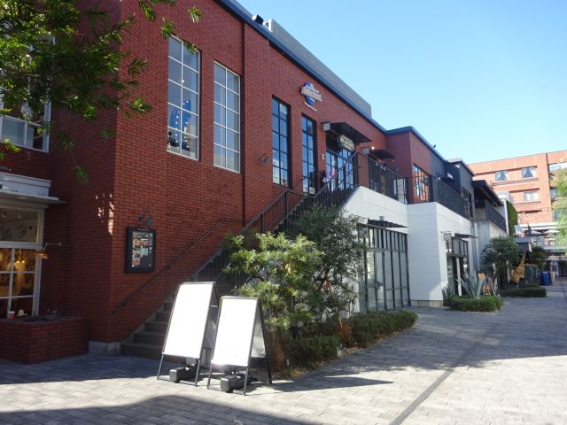 MARINE & WALK YOKOHAMA（マリンアンドウォークヨコハマ）とハンバーガーショップ「Roller Coast Minato Mirai」の様子