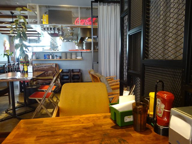 MARINE & WALK YOKOHAMA（マリンアンドウォークヨコハマ）のハンバーガーショップ「Roller Coast Minato Mirai」の店内の様子