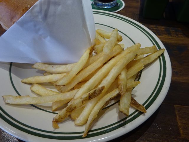 MARINE & WALK YOKOHAMA（マリンアンドウォークヨコハマ）のハンバーガーショップ「Roller Coast Minato Mirai」のランチのハンバーガーに付いているフレンチフライ