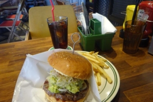 MARINE & WALK YOKOHAMA（マリンアンドウォークヨコハマ）のハンバーガーショップ「Roller Coast Minato Mirai」で注文したわさびバーガーとアイスコーヒー