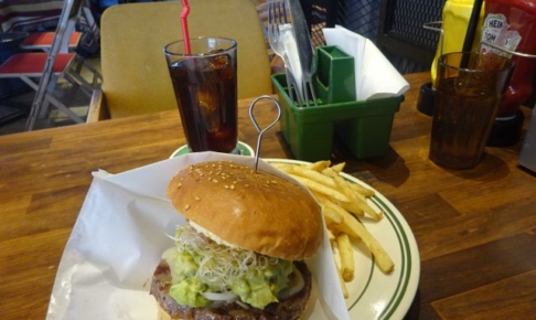 MARINE & WALK YOKOHAMA（マリンアンドウォークヨコハマ）のハンバーガーショップ「Roller Coast Minato Mirai」で注文したわさびバーガーとアイスコーヒー