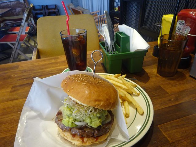 MARINE & WALK YOKOHAMA（マリンアンドウォークヨコハマ）のハンバーガーショップ「Roller Coast Minato Mirai」で注文したわさびバーガーとアイスコーヒー