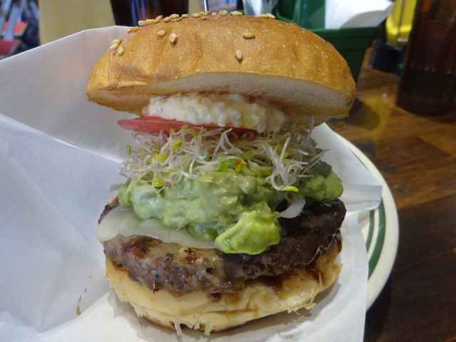 MARINE & WALK YOKOHAMA（マリンアンドウォークヨコハマ）のハンバーガーショップ「Roller Coast Minato Mirai」で注文したわさびバーガーのアップ