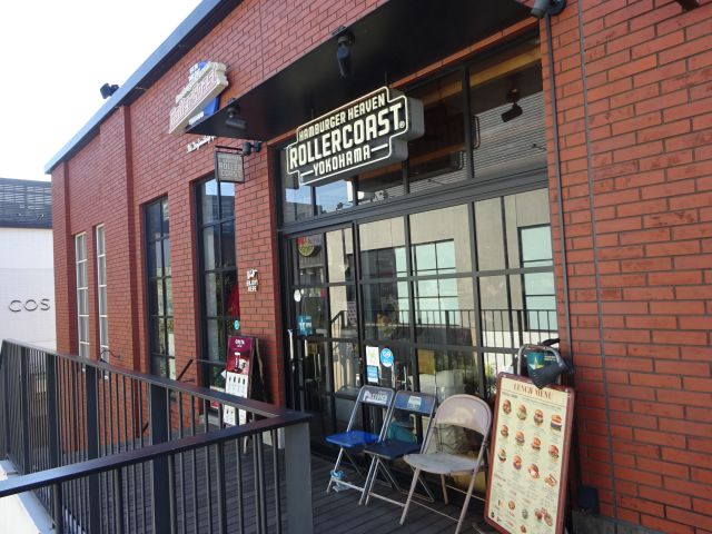 MARINE & WALK YOKOHAMA（マリンアンドウォークヨコハマ）のハンバーガーショップ「Roller Coast Minato Mirai」の外観