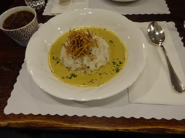 横浜元町「霧笛楼」のカフェ「カフェ・ネクストドア（Cafe Next-door）」で注文したカレーランチ「横濱フランスカレー」
