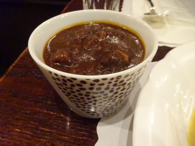 横浜元町「霧笛楼」のカフェ「カフェ・ネクストドア（Cafe Next-door）」で注文したカレーランチ「横濱フランスカレー」に付いている欧風カレー（別容器）