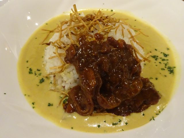 横浜元町「霧笛楼」のカフェ「カフェ・ネクストドア（Cafe Next-door）」で注文したカレーランチ「横濱フランスカレー」ライス皿に欧風カレーも盛ったところ