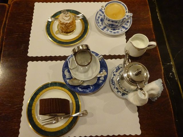 横浜元町「霧笛楼」のカフェ「カフェ・ネクストドア（Cafe Next-door）」で注文したケーキセット（煉瓦ロール＆紅茶、モンブラン＆コーヒーのセット）