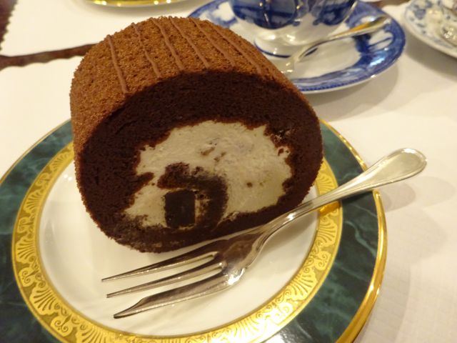 横浜元町「霧笛楼」のカフェ「カフェ・ネクストドア（Cafe Next-door）」で注文したケーキセットの煉瓦ロール（ロールケーキ）