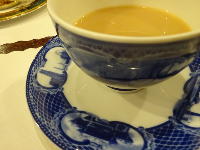 横浜元町「霧笛楼」のカフェ「カフェ・ネクストドア（Cafe Next-door）」で注文したケーキセットの紅茶（ティーカップとティーソーサー・絵柄が横浜の名所・元町タカラダの食器）