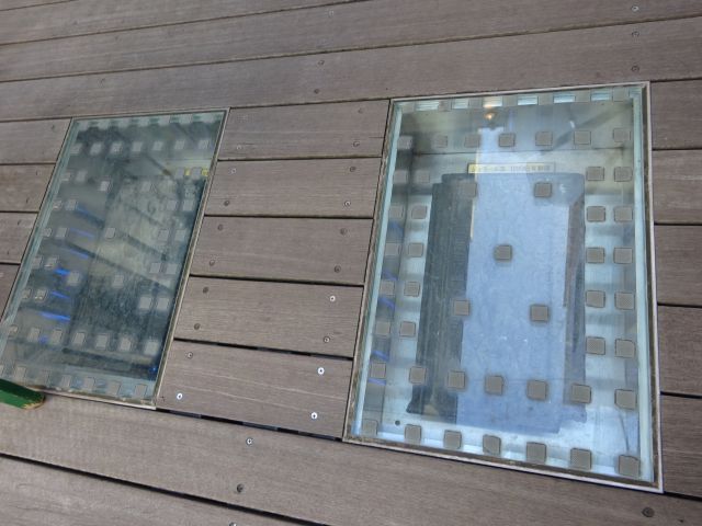 横浜元町「霧笛楼」の床に展示された仏蘭西瓦(ジェラール瓦)