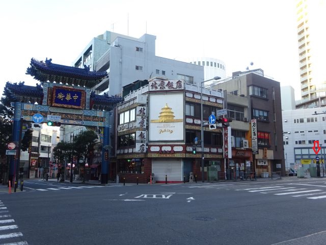 横浜中華街のバス乗り場（中華街入口バス停（横浜駅・桜木町駅・みなとみらい方面）のところに赤い矢印・朝陽門が見える）