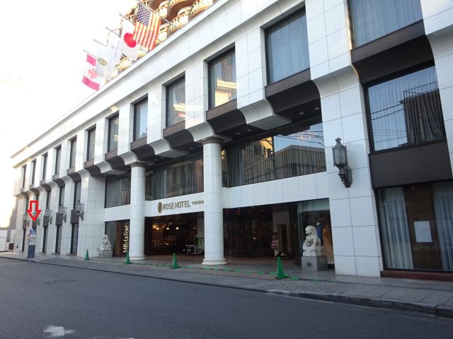 横浜中華街の羽田空港リムジンバス乗り場（ローズホテル横浜と羽田空港リムジンバス乗り場に赤い矢印）