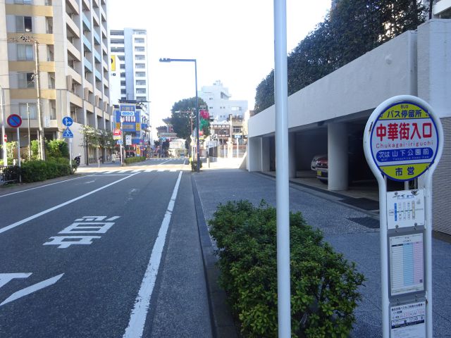 横浜中華街のバス乗り場（中華街入口バス停（山下公園方面）の様子）