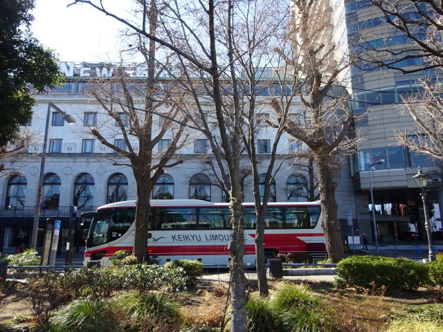 山下公園周辺のバス乗り場・羽田空港リムジンバス乗り場（ホテルニューグランド前のバス停に羽田リムジンバスが停車しているところ）