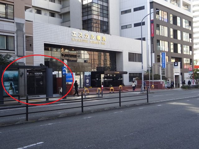 横浜中華街のバス乗り場（山下町バス停のところに赤い〇で囲っている・エスカル横浜やみなとみらい線「元町・中華街駅」3番出口が見える）