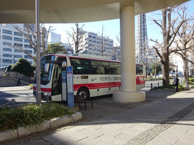 山下公園周辺のバス乗り場・羽田空港リムジンバス乗り場（横浜人形の家前のバス停に羽田リムジンバスが停車しているところ）