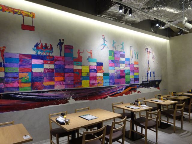 横浜みなとみらい・ランドマークプラザ「マロリーポークステーキみなとみらい店」の店内テーブル席の様子