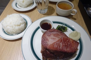 横浜みなとみらい・ランドマークプラザ「マロリーポークステーキみなとみらい店」で注文した「富士山セット」（ポークステーキ、ご飯、スープ）