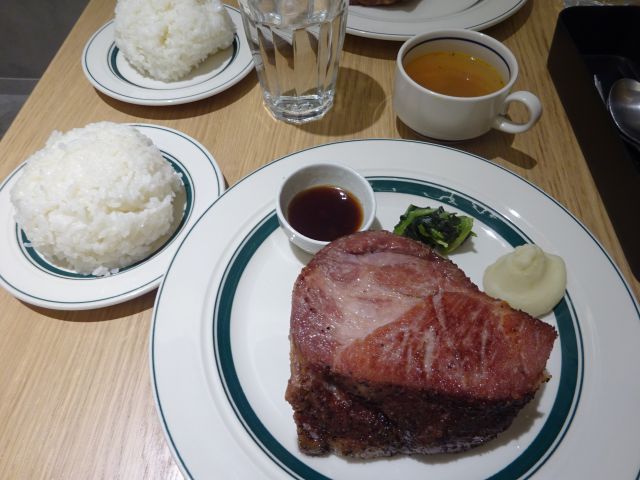 横浜みなとみらい・ランドマークプラザ「マロリーポークステーキみなとみらい店」で注文した「富士山セット」（ポークステーキ、ご飯、スープ）