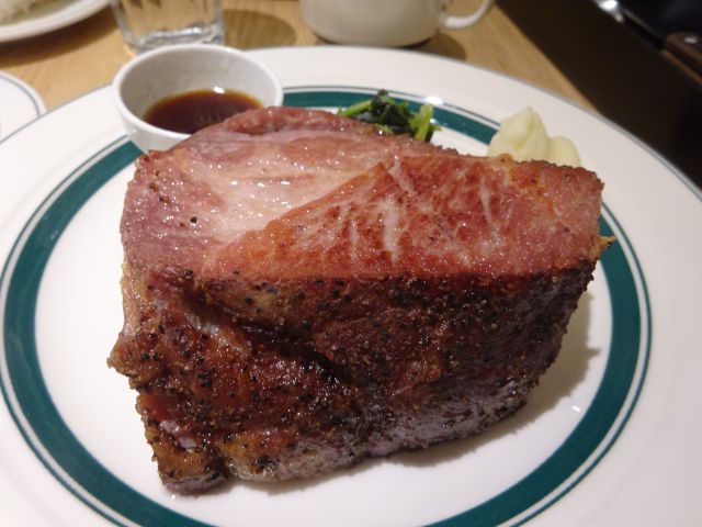 横浜みなとみらい・ランドマークプラザ「マロリーポークステーキみなとみらい店」で注文した「富士山セット」のポークステーキ（450ｇ）