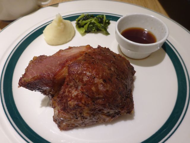 横浜みなとみらい・ランドマークプラザ「マロリーポークステーキみなとみらい店」で注文した「日和山セット」のポークステーキ（200ｇ）のアップ