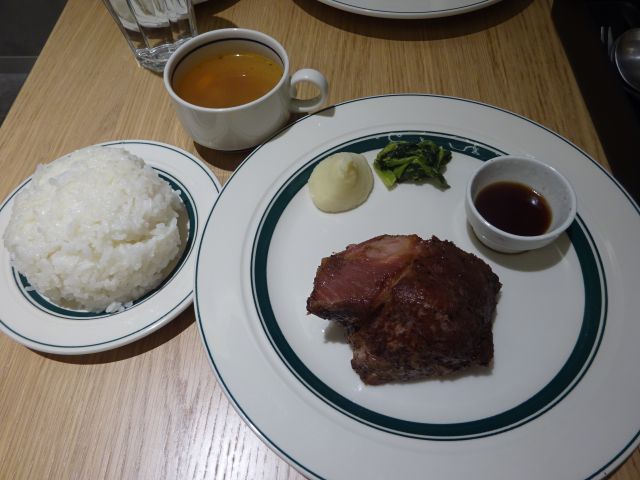 横浜みなとみらい・ランドマークプラザ「マロリーポークステーキみなとみらい店」で注文した「日和山セット」（ポークステーキ、ご飯、スープ）
