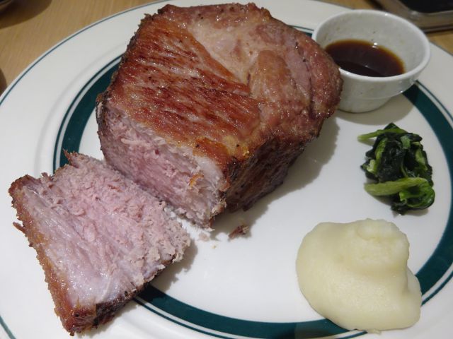 横浜みなとみらい・ランドマークプラザ「マロリーポークステーキみなとみらい店」で注文した「富士山セット」のポークステーキ（450ｇ）をスライスした断面