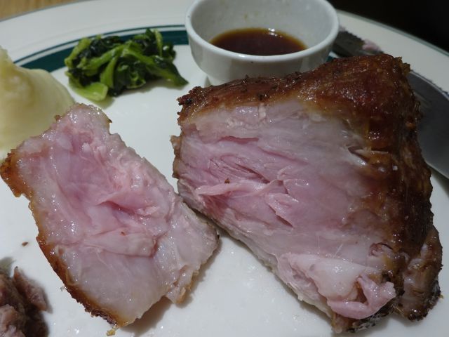 横浜みなとみらい・ランドマークプラザ「マロリーポークステーキみなとみらい店」で注文した「日和山セット」のポークステーキ（200ｇ）をスライスした断面