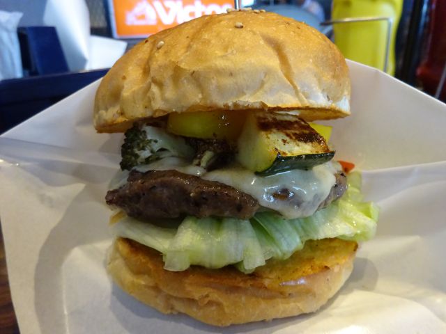 MARINE & WALK YOKOHAMA（マリンアンドウォークヨコハマ）のハンバーガーショップ「Roller Coast Minato Mirai」で注文したベジバーガーのアップ