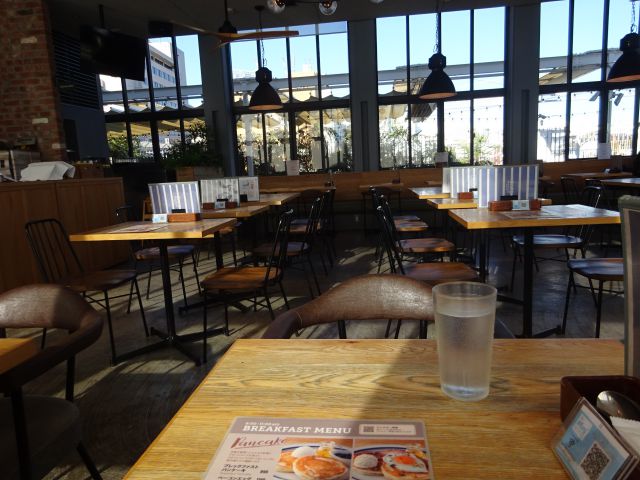 横浜山下公園「THE&nbsp; WHARF HOUSE（ザワーフハウス）」カフェレストランの店内テーブル席の様子