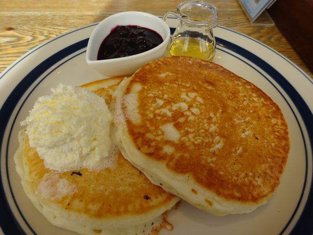 横浜山下公園「THE&nbsp; WHARF HOUSE（ザワーフハウス）」で注文したモーニングのパンケーキ