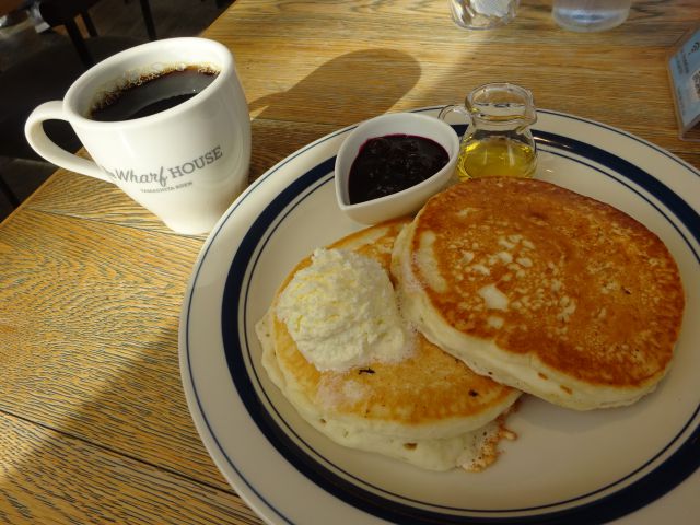 横浜山下公園「THE&nbsp; WHARF HOUSE（ザワーフハウス）」で注文したモーニングのパンケーキとブレンドコーヒー