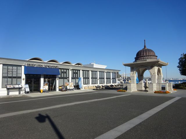 横浜山下公園「THE&nbsp; WHARF HOUSE（ザワーフハウス）」の外観とインド水塔