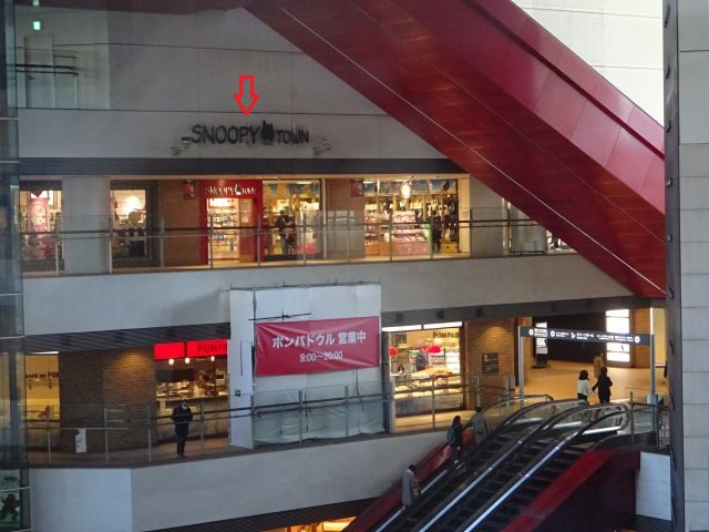 みなとみらい・クイーンズスクエア（東急スクエア）にある「スヌーピータウンショップ横浜みなとみらい店」と周辺の様子（お店の場所に赤い矢印を付けている）