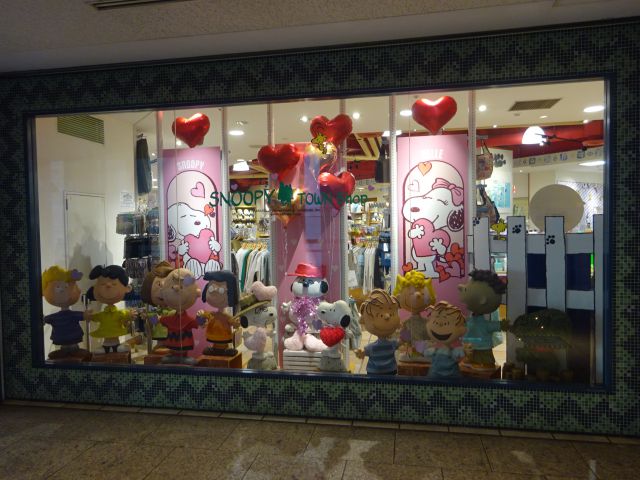 「スヌーピータウンショップ横浜みなとみらい店」の季節のディスプレイ（冬・バレンタイン）