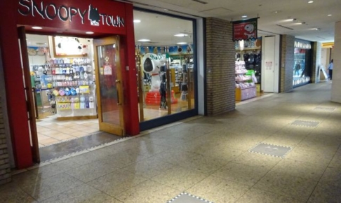 「スヌーピータウンショップ横浜みなとみらい店」の外観とお店前の通路にあるスヌーピーのキャラクターの足跡