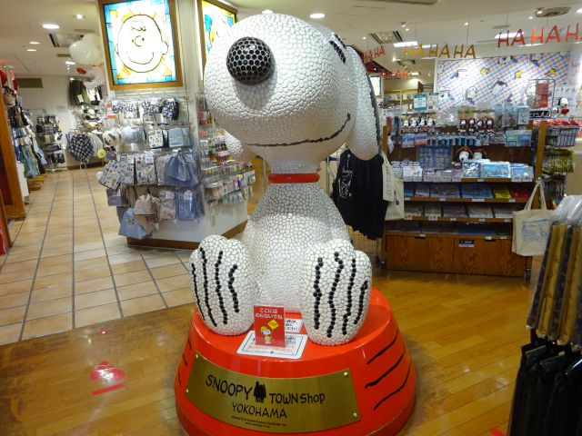 「スヌーピータウンショップ横浜みなとみらい店」の大きなスヌーピーのオブジェ
