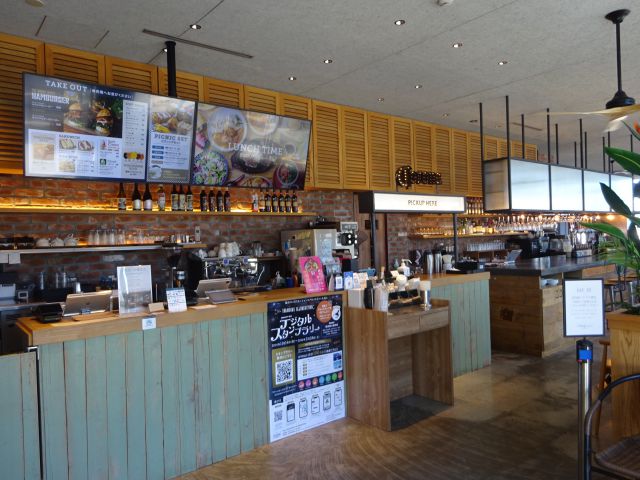 横浜山下公園「THE&nbsp; WHARF HOUSE（ザワーフハウス）」カフェレストランの入口カウンターの様子