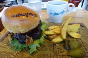 横浜山下公園「THE  WHARF HOUSE（ザワーフハウス）」で注文したランチのオリジナルハンバーガー（ハンバーガーのバンスに店名の焼印あり）