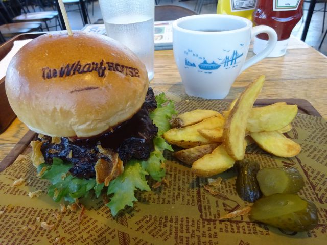 横浜山下公園「THE  WHARF HOUSE（ザワーフハウス）」で注文したランチのオリジナルハンバーガー（ハンバーガーのバンスに店名の焼印あり）