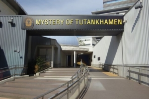 横浜みなとみらい・ツタンカーメンミュージアム「MYSTERY OF TUTANKHAMEN」の外側入口の様子