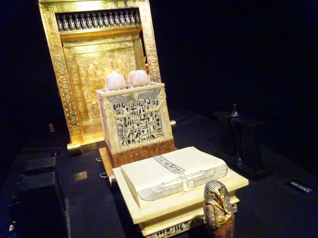 横浜みなとみらい・ツタンカーメンミュージアム「MYSTERY OF TUTANKHAMEN」の展示品（カノプス容器）