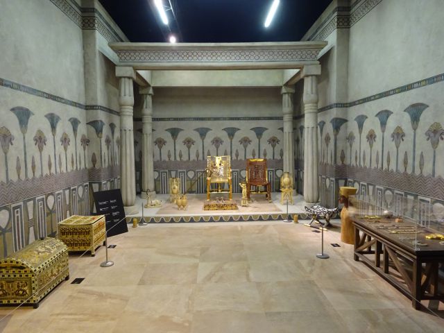 横浜みなとみらい・ツタンカーメンミュージアム「MYSTERY OF TUTANKHAMEN」の展示品（副葬品がいろいろ置かれた部屋・中央に黄金の椅子、杖などあり写真映えスポット）